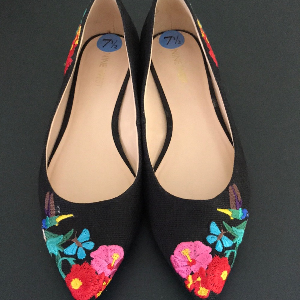 Adorable embroidered flats. Never worn! 7.5